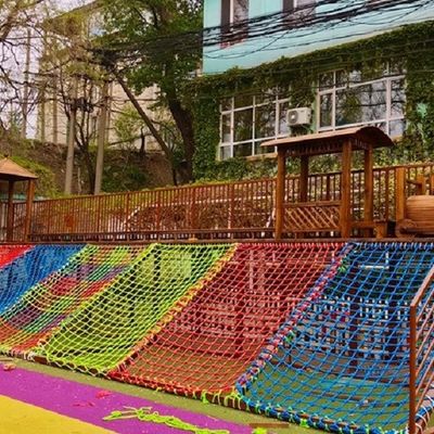 Kolorowa sieć wspinaczkowa z nylonowego gniazda na plac zabaw